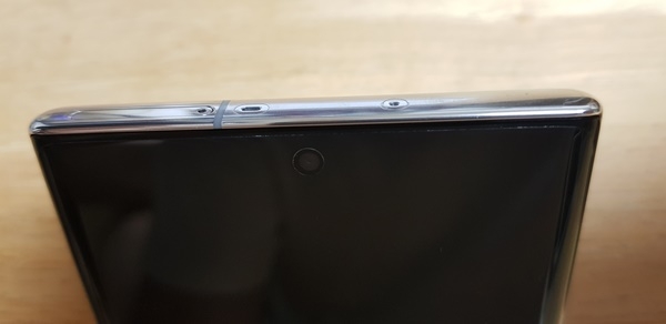 갤럭시S10플러스에 있던 이어피스 그릴이 갤럭시노트10플러스(사진)에서는 거의 보이지 않는다.사진=이재구기자