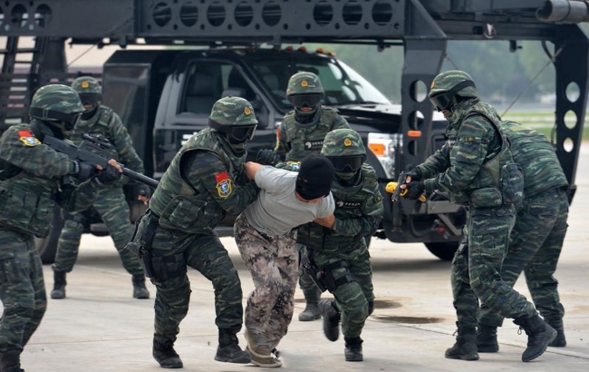 사진은 테러 진압훈련을 하고 있는 중국의 무장경찰.