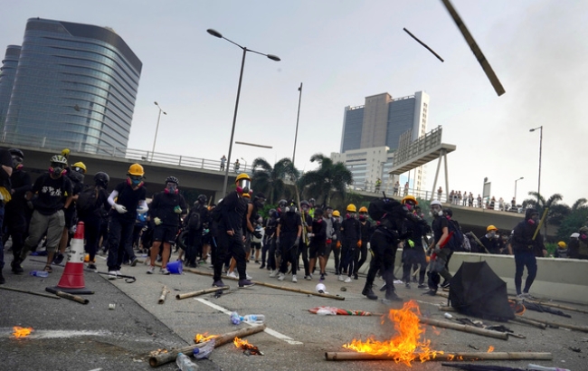 홍콩 도심에서 24일 심야까지 반정부시위가 이어지면서 경찰과 충돌해 다수의 부상자가 발생했다.