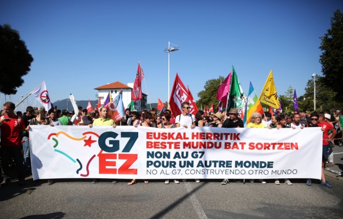 프랑스 비아리츠에서 열리는 G7 정상회의에 반대하는 시위대가 24일(현지시간) 비아리츠 인근의 엉데에서 집회하는 모습. 사진=연합뉴스