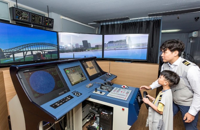 23일 부산시 진구 다문화가족지원센터의 어린이들이 현대해양서비스 트레이닝 센터를 방문해 선박 조종 시뮬레이션을 체험하고 있다. 사진=현대상선