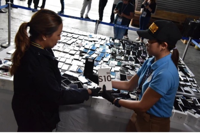 필리핀 세관 당국이 밀수입된 삼성 중고 휴대폰 800여대를 압수했다.