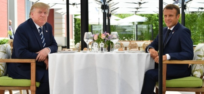 24일 프랑스 비아리츠 호텔에서 미국 트럼프 대통령과 마크롱 프랑스 대통령이 깜짝 오찬을 함께했다. 자료=아이리시타임스