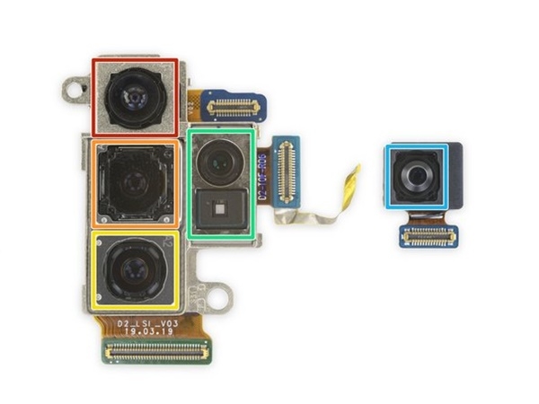 갤럭시노트10플러스의 후면에 있는 3개의 수직카메라와 그 옆의 심도카메라, 그리고 오른쪽의 셀피카메라. 사진=아이픽스잇