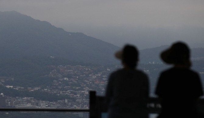 서울 용산구 남산서울타워 전망대에서 바라본 서울 도심에 구름이 껴 있다. 사진=뉴시스