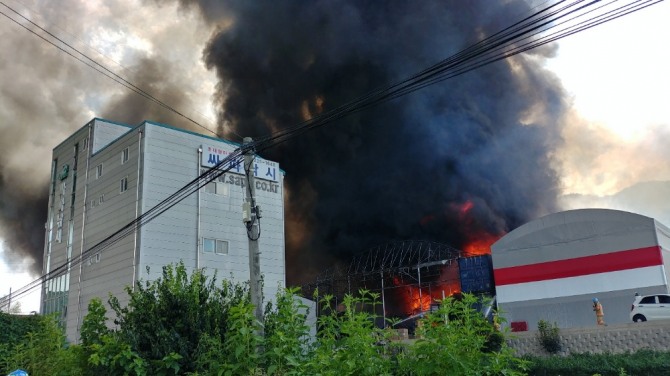 25일 오후 1시33분께 충북 청주시 서원구 남이면 석실리 한 가전제품 공장 건물과 창고에서 불이나 소방당국이 진화 작업을 펼치고 있다. 사진=청주서부소방서 제공 