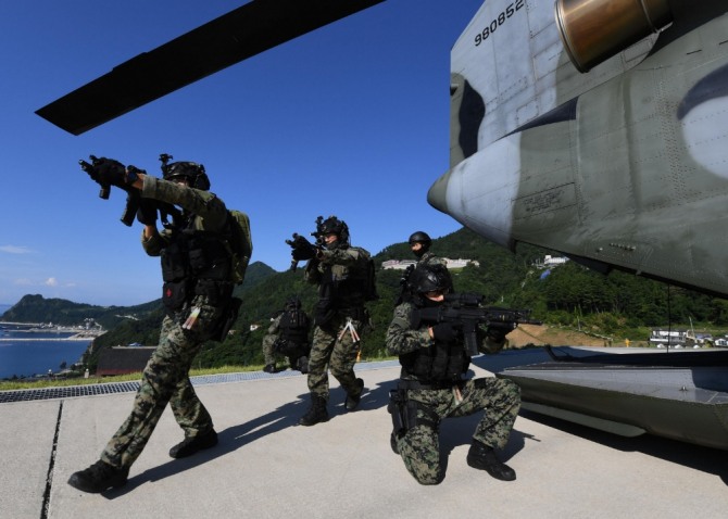 우리 군(軍)은 독도를 비롯한 동해 영토 수호 의지를 더욱 공고히 하기 위해 오늘부터 내일(8.26)까지 동해 영토수호훈련을 실시한다. 사진은 오늘 오전 육군 특전사 대원들이 시누크(CH-47) 헬기를 통해 울릉도에 전개하고 있는 모습. 사진 = 해군 제공