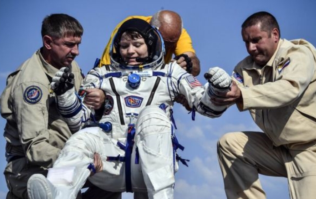 사진은 지난 6월 지구로 귀환한 여자 우주비행사 앤 맥클레인. 
