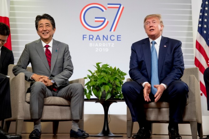 도널드 트럼프 미국 대통령(오른쪽)과 아베 신조 일본 총리(왼쪽)이 25일(현지시간) 프랑스 비아리츠에서 열린 주요 7개국(G7) 정상회의에서 만난 뒤 기자회견을 열고 미일 무역협정의 원칙에 합의했다고 말하고 있다. /뉴시스