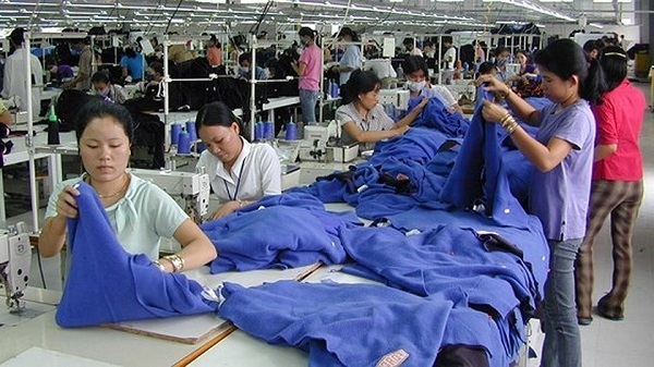 베트남 호찌민 시내 한국기업 한세실업 공장에서 일하는 베트남 근로자들.