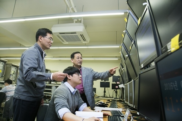 ETRI 연구진이 에이앤디엔지니어링(주)와 종합재난 예,경보 시스템 관리 상황을 점검하는 모습. 사진=ETRI