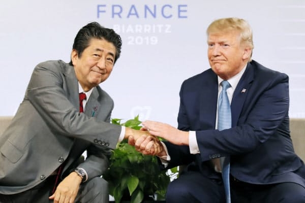 아베신조 일본총리(왼쪽)와 도널드 트럼프 미국 대통령이 25일 파리에서 열린 정상회담에서 손을 맞잡고 있다. 사진=교토통신