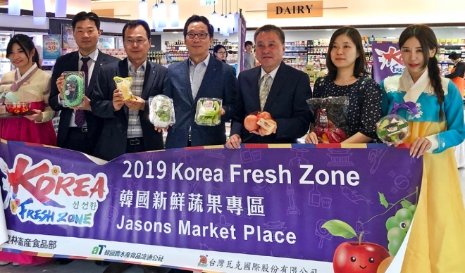 한국농수산식품유통공사(aT) 이병호 사장(왼쪽에서 4번째)이 대만에 개설한 한국 신선농산물 전문매장 K-프레쉬 존에서 판촉행사를 벌이는 모습. 사진=aT 