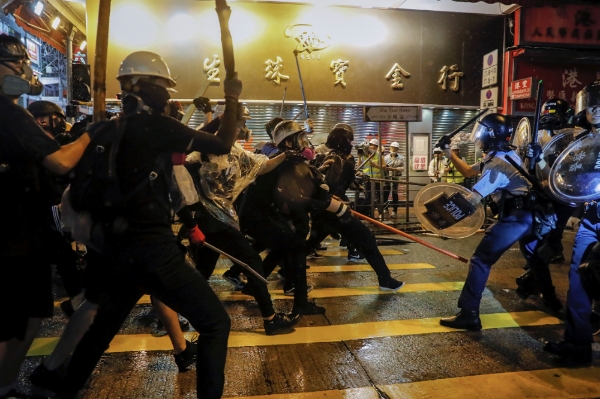 12주째 홍콩에서 반 중국 시위가 이어지는 가운데 25일 오후 시위대와 경찰이 충돌하고 있다. 사진=뉴시스