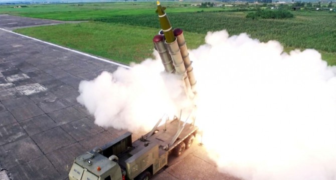 북한이 24일 시험발사했다며 25일 공개한 신형 방사포 발사장면.사진=로이터