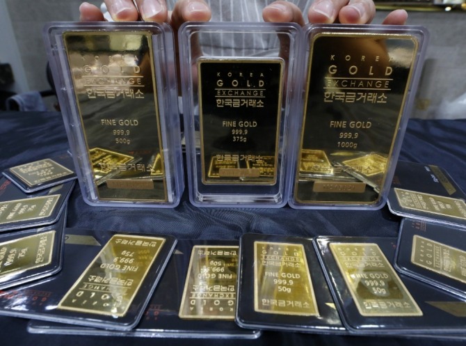 경제불안과 저금리 등 영향으로 안전자산인 금 등에 대한 투자가 늘고 있다. 사진=뉴시스