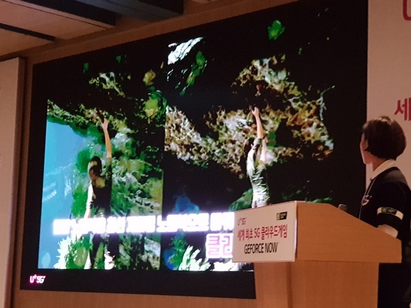 지포스나우를 PC 하드디스크에 저장 후 게임을 실행한 화면(왼쪽)과 클라우드를 통해 게임을 실행한 화면(오른쪽)을 비교해 보여주고 있다. 사진=박수현 기자