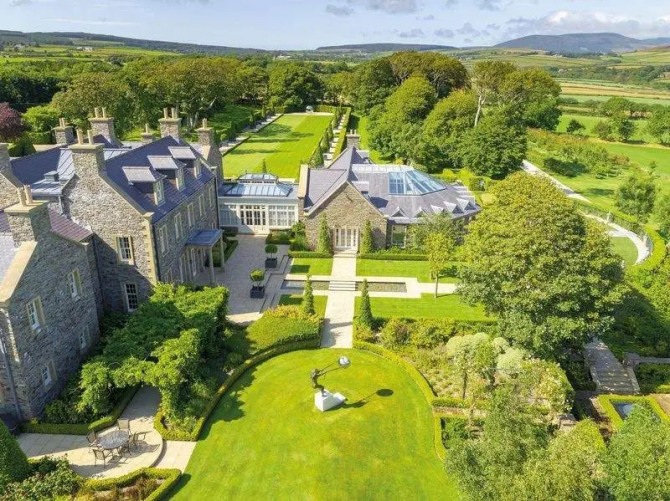 스코틀랜드 여류 사업가 미셸 모네와 그의 억만장자 약혼자 더그 바로우먼이 17만평짜리 저택을 최근 2500만 파운드(약 370억 원)에 매각했다. 