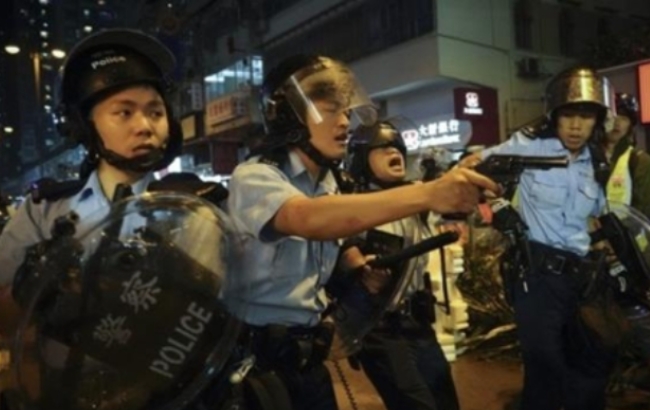 지난 25일 홍콩 반정부시위의 강제진압에 나선 경찰이 시민들을 향해 권총을 겨누고 있다.
