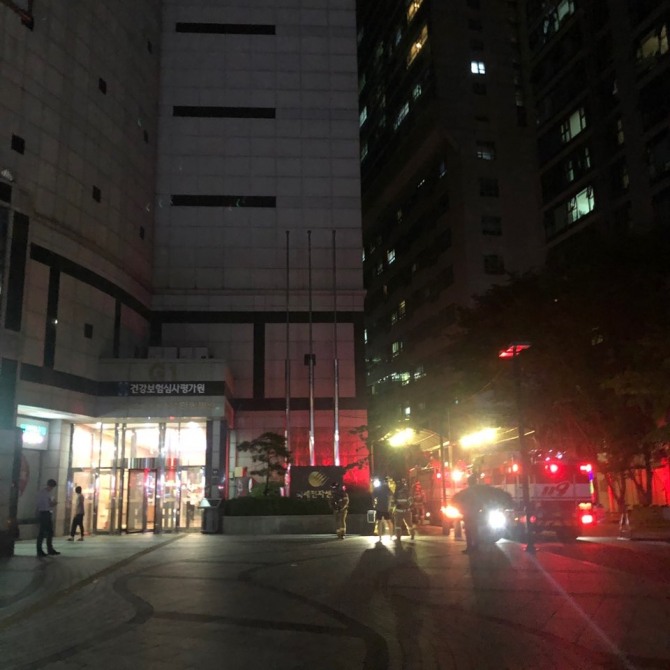 서울 서초구 서초동 남부터미널 건너편에 위치한 국제전자센터에서 27일 화재가 발생, 사우나 중인 손님들과 오피스텔 입주민들이 긴급 대피했다. 사진=글로벌이코노믹 독자 제공