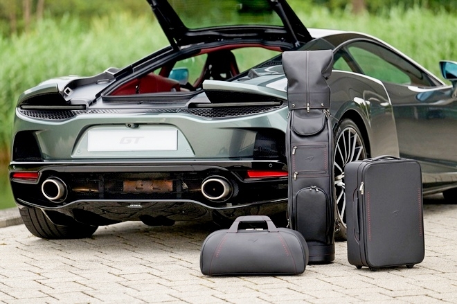 영국의 슈퍼카 브랜드 맥라렌이 ‘맥라렌 GT’만을 위한 4종의 여행용 가방 묶음을 선보였다. 사진=맥라렌