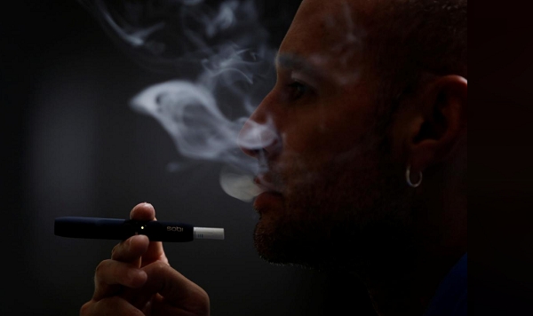 한 애연가가 필립모리스의 가열식 담배제품 'IQOS'를 피우고 있다.