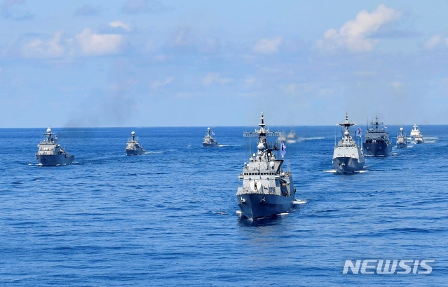 8월25~26일 독도방어훈련에 참가한 해군 함정들이 기동하고 있다. 사진=뉴시스