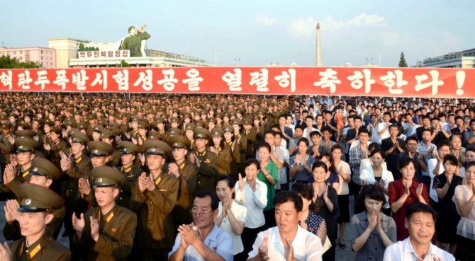 지난 2016년 9월 평양 김일성광장에서 열린 북한의 5차 핵실험을 축하하는 군민경축대회에서 주민들과 군인들이 박수를 치고 있다.사진=로이터