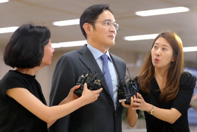  이재용 삼성전자 부회장이 지난달 12일 일본 수출 규제에 대한 방안 마련을 위한 출장을 마친후 귀국한후 김포국제공항에 있는 취재진의 질문을 받고 있다. 사진=뉴시스