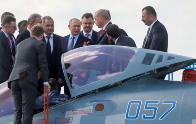 러시아에서 열린 ‘국제항공 우주살롱’에서 제5세대 스텔스전투기 수호이-57을 시찰하는 푸틴 대통령(중앙 왼쪽)과 터키의 에르도안 대통령(중앙 오른쪽).