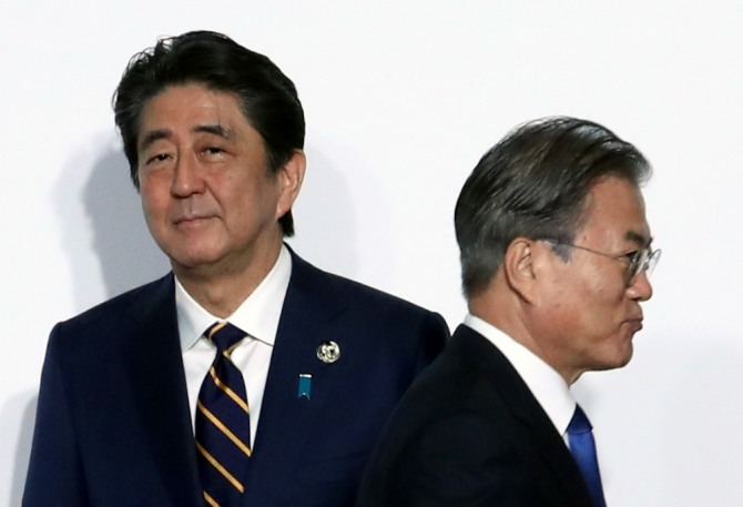 문재인 대통령이 지난 6월 28일 오전 인텍스 오사카에서 열린 G20 정상회의 공식환영식에서 의장국인 일본 아베 신조 총리와 악수한 뒤 행사장으로 향하고 있다. 사진=뉴시스