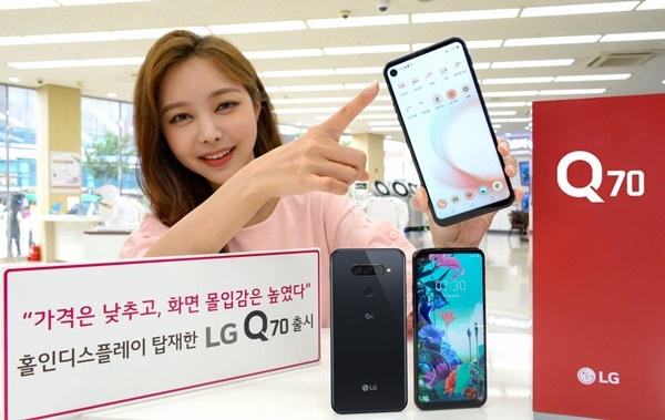 LG전자가 9월6일 출시할 홀인디스플레이 스마트폰 Q70. 모델이 단말기 화면 왼쪽 윗부분에 뚫린 화면 카메라를 가리키고 있다.사진=LG전자 