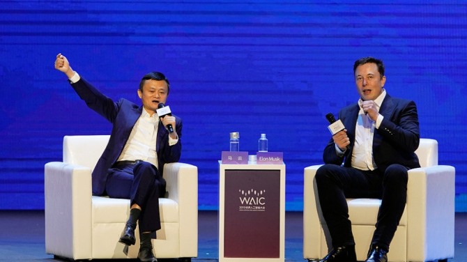 일론 머스크 테슬라 최고경영자(오른쪽)와 마윈 알리바바그룹 회장이 29일(현지시간) 중국 상하이에서 열린 세계 인공지능 회의(WAIC)에 참석해 대담을 나누고 있다.
