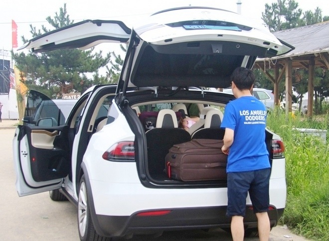 (위부터)서울 도심에서도 전기차 택시가 대거 운행되고 있으며, 가족 차량으로 인기인 테슬라의 전기차 모델 X가 강원도 양양 하조대해수욕장에서 잡혔다. 사진=글로벌이코노믹 정수남 기자 