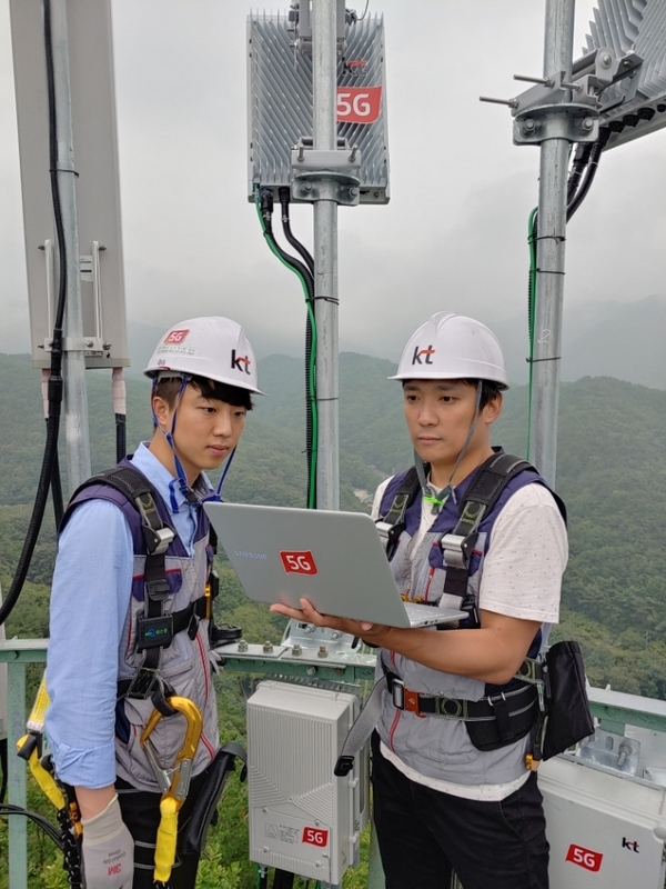 KT 네트워크부문 직원들이 대구 팔공산에 5G 기지국을 설치하고 품질을 점검하고 있다. 사진=KT.