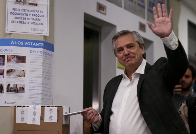 중도좌파 성향 후보인 페르난데스의 경선 승리가 아르헨티나의 포퓰리스트 정책으로의 회귀와 디폴트 가능성을 부추기고 있다. 사진은 8월 11일 예비선거에서 승리한 페르난데스. 자료=로이터/뉴스1