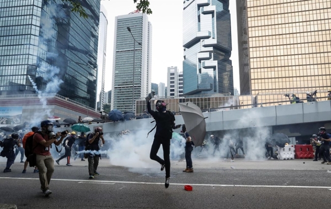 홍콩에서 1일에도 대규모시위가 발생 화염병괴 최루탄이 난무하면서 중상자 5명 포함 31명이 부상당하고 50여명이 경찰에 체포됐다.