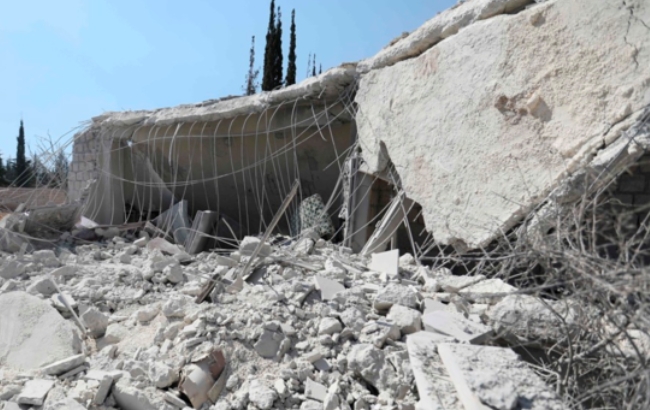 사진은 지난 7월 미군의 시리아 북서부 정밀공습 후 완전히 파괴된 알카에다 계열조직의 건물.
