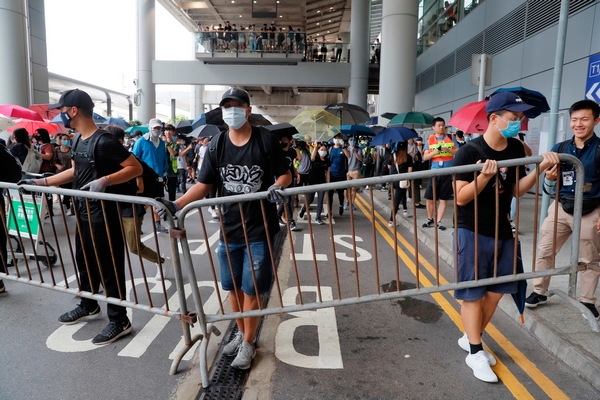 1일 홍콩 국제공항 밖에서 '범죄인 인도 법안'(송환법) 개정 반대 시위대가 바리케이드를 치며 시위 준비를 하고있다. 시위대와 경찰이 전날 저녁 곳곳에서 충돌한 이후 시위는 계속되고 있다. 사진=뉴시스.