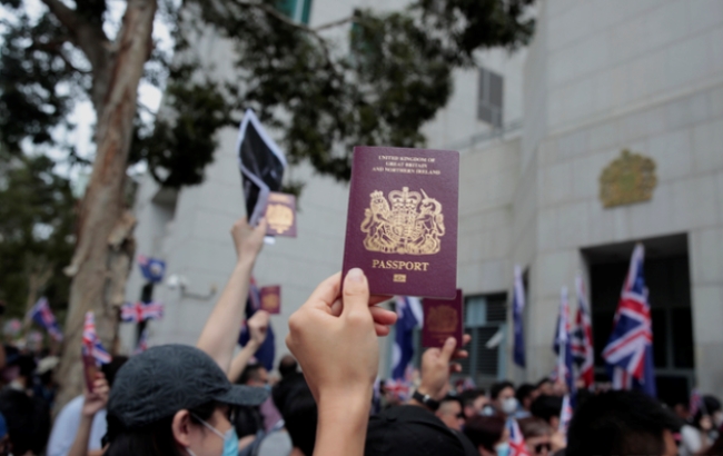 1일 영국 총영사관 앞에서 BNO의 여권을 들고 시위를 하는 시민들.