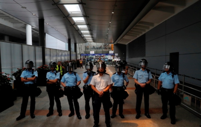 1일 오후 홍콩국제공항에 또 다시 수천 명의 시위대가 집결하면서 경찰이 삼엄한 경계를 하고 있다.