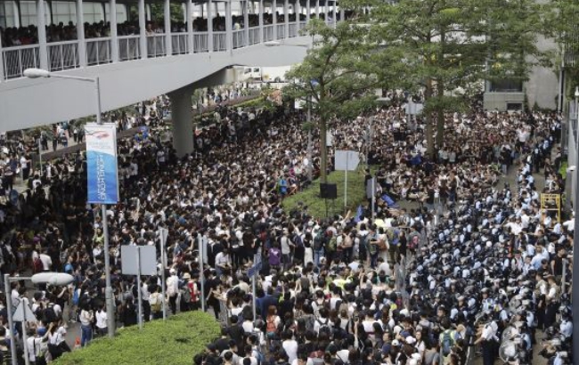 홍콩이 2일 대학과 중고교생들의 수업 보이콧과 노동자들의 파업이 이어지면서 극한의 혼돈 속으로 치닫고 있다.