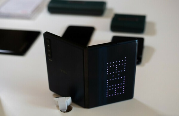 TCL이 지난 2월 바르셀로나에서 공개한 유리상자 속의 폴더블폰 컨셉. 사진=안드로이드어쏘리티