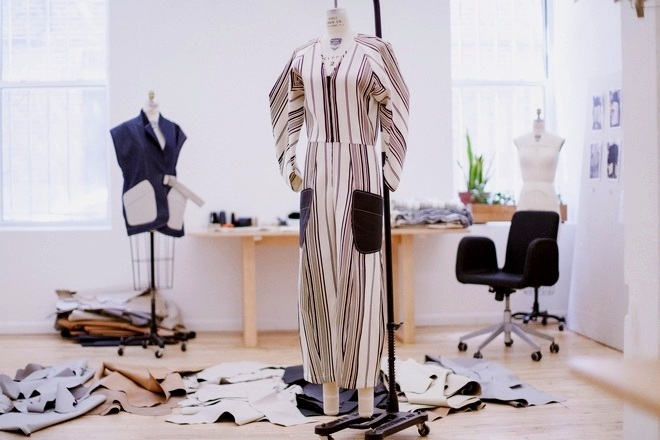 현대트랜시스와 미국 패션 브랜드 제로+마리아 코르네호가 지속가능성을 위해 협업한다. 양사가 제작한 자동차 업사이클링 의상. 사진=현대차