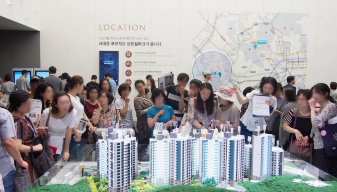 서대문 푸르지오 센트럴파크 모형도를 살펴보는 견본주택 방문자들. 사진=대우건설