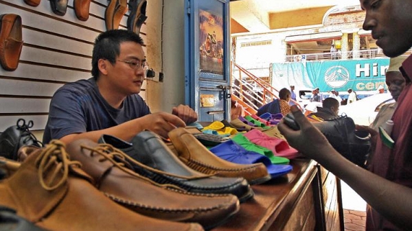 1일부터 시행된 미국의 중국수출품에 대한 관세부과조치는 미국 가정에 600달러의 추가비용을 발생시킬 것으로 예상된다. 사진은 미국 신발매장 모습.