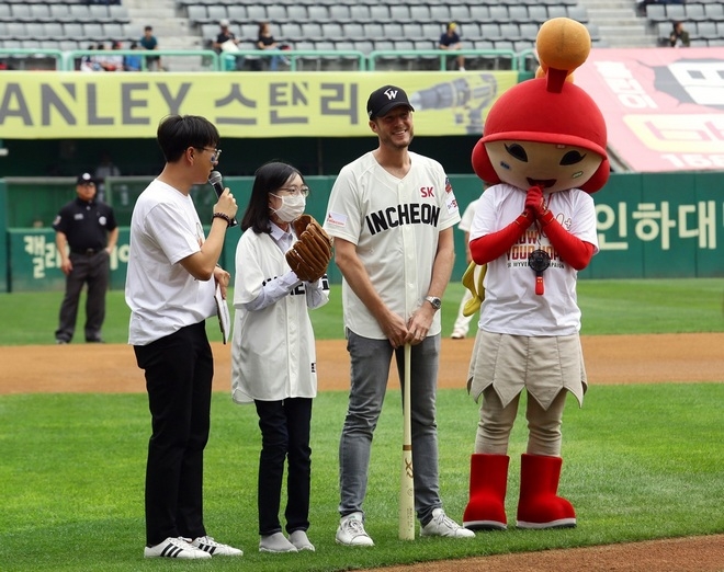 1일 경기에서 희귀 질환을 앓고 있는 소녀(왼쪽 두번째) 시구자로, 슈테판 크랍 사장(오른쪽 두번째)이 시타자로 각각 나섰다. 사진=폭스바겐 부문 