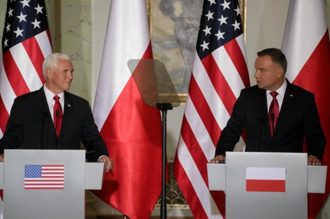 미국과 폴란드가 5G 시스템을 둘러싼 공동 선언에 서명하고, 화웨이 문제에 대해서도 견해 일치를 보였다. 사진은 공동 기자 회견 중인 폴란드 두다 대통령(사진 오른쪽)과 펜스 미국 부통령(사진 왼쪽). 자료=로이터/뉴스1