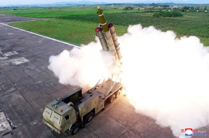 북한이 최근 시험 발사한 신형 대구경 방사포 발사 모습. 조선중앙통신