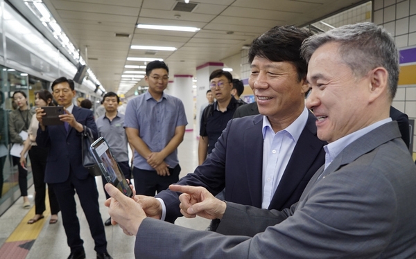 공덕역 U+5G 갤러리에서 하현회 LG유플러스 부회장(오른쪽)과 김태호 서울교통공사 사장이 증강현실 작품을 감상하고 있는 모습. 사진=LG유플러스.